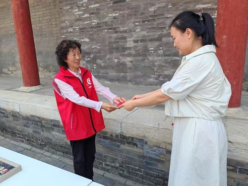 传承红色基因 献礼党的生日——内蒙古鸿德文理学院经管系联合多家单位开展主题党日活动(图2) 传承红色基因 献礼党的生日——内蒙古鸿德文理学院经管系联合多家单位开展主题党日活动(图2)