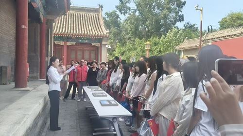 传承红色基因 献礼党的生日——内蒙古鸿德文理学院经管系联合多家单位开展主题党日活动(图3) 传承红色基因 献礼党的生日——内蒙古鸿德文理学院经管系联合多家单位开展主题党日活动(图3)